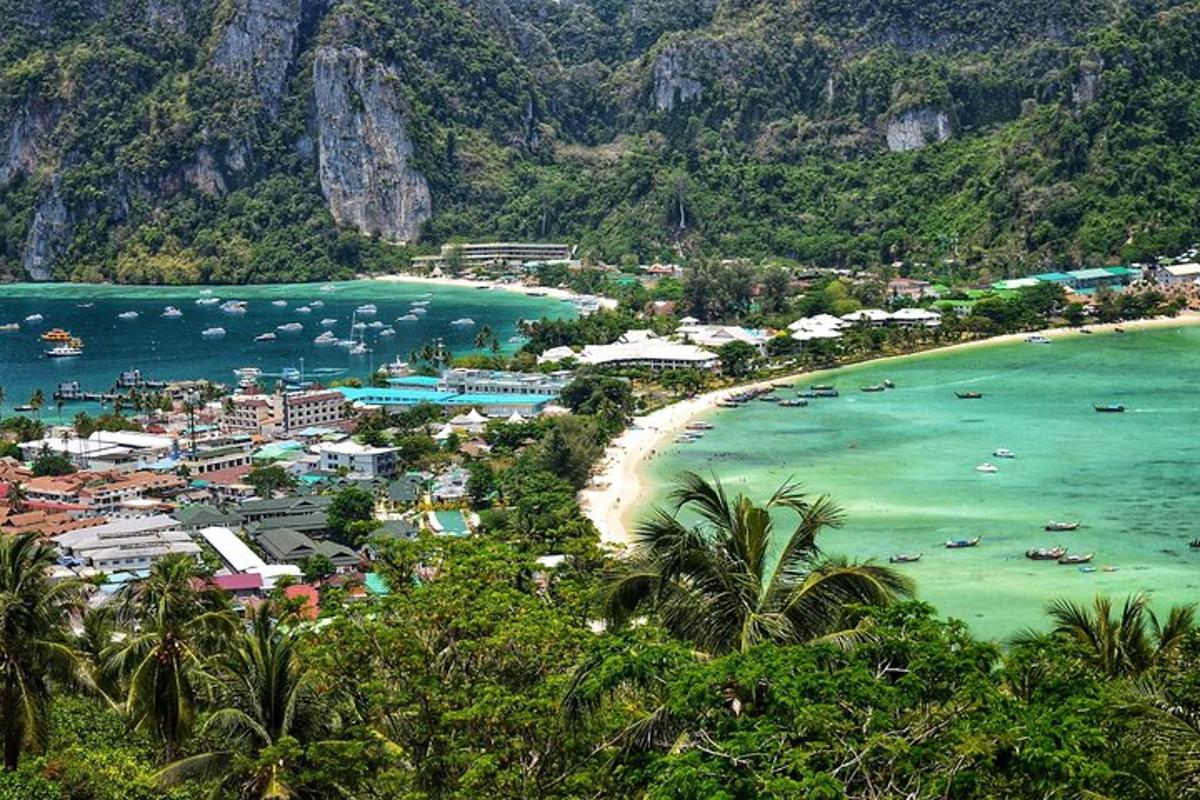 pemandangan pantai dengan perahu di air