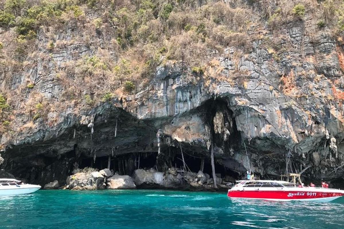 due barche in acqua davanti a una grotta