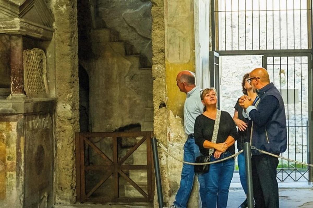 um grupo de pessoas em pé em frente a uma porta