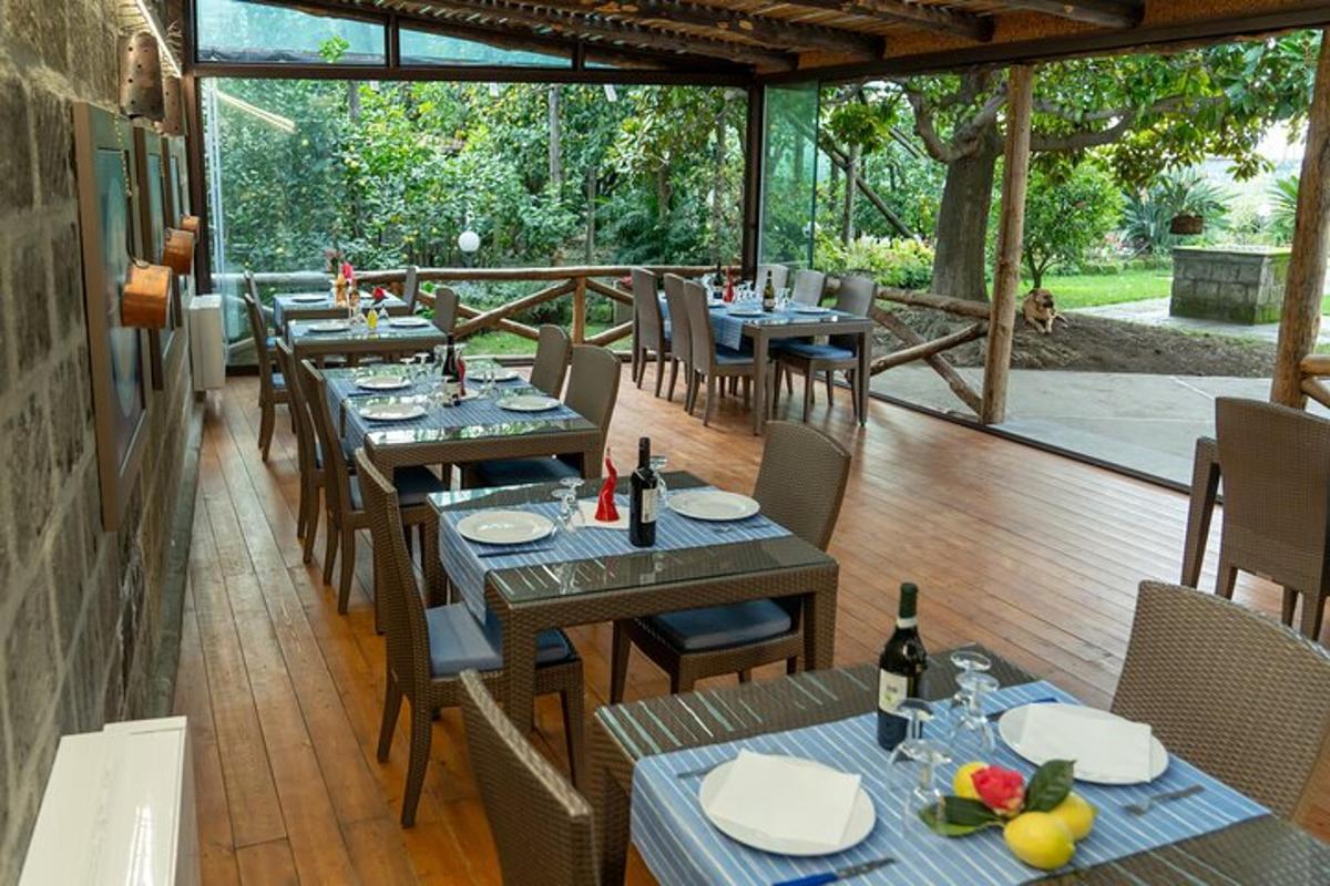 restaurace se stoly a židlemi na terase