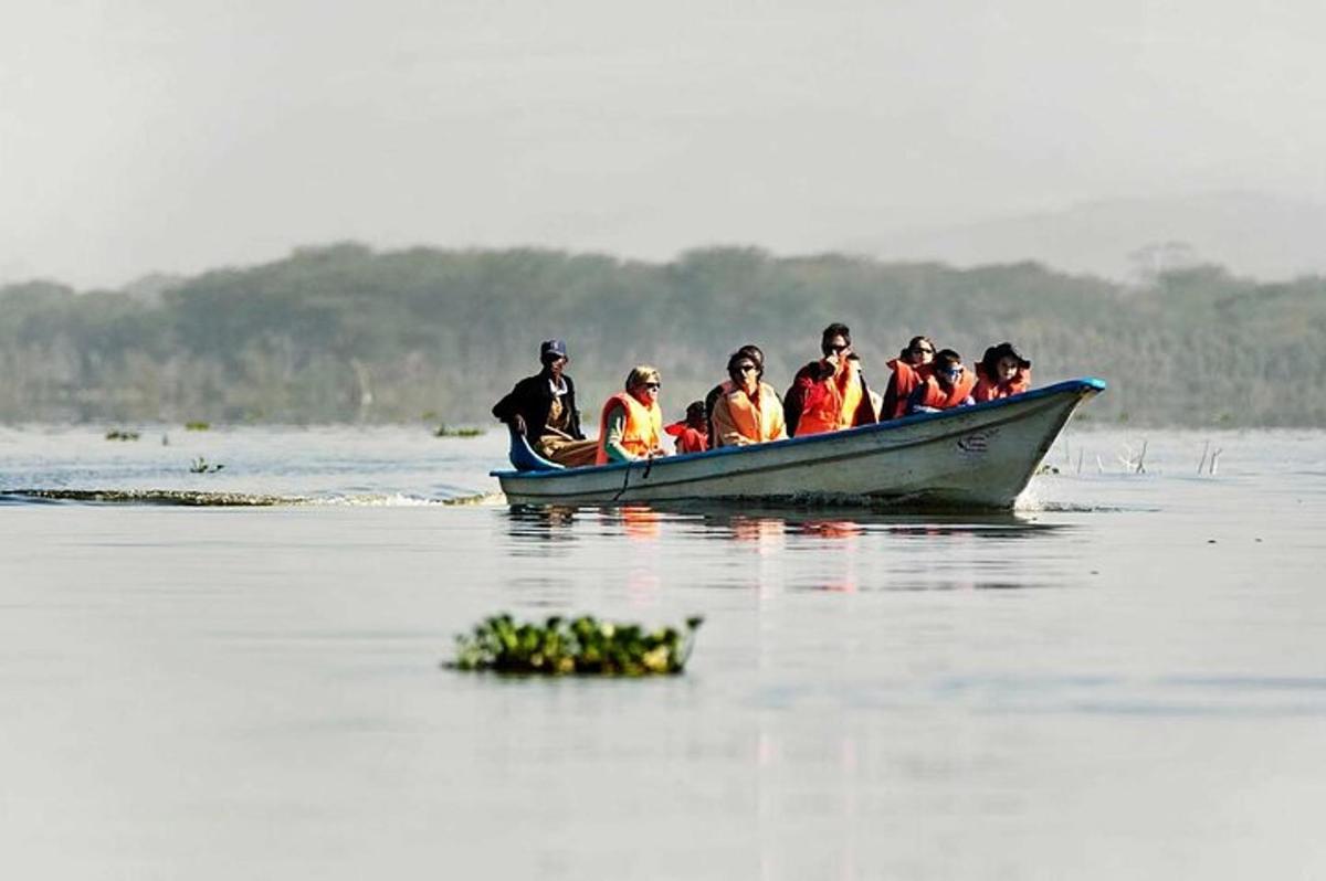 กลุ่มคนในเรือบนน้ำ