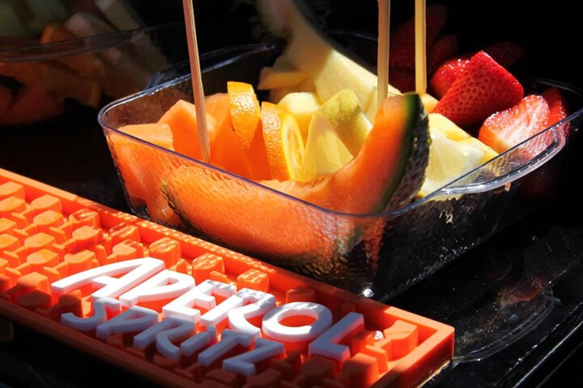 Un bol de fruta en un mostrador con una bandeja de frutas.