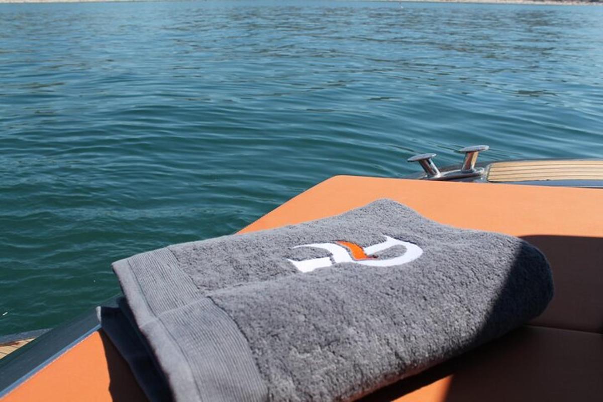 una toalla en el costado de un barco en el agua