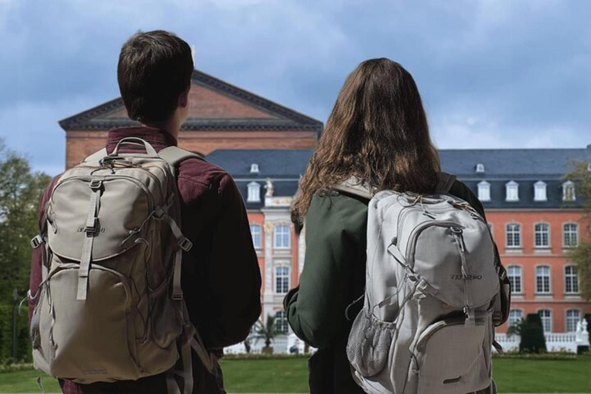 twee mensen met rugzakken staan voor een gebouw