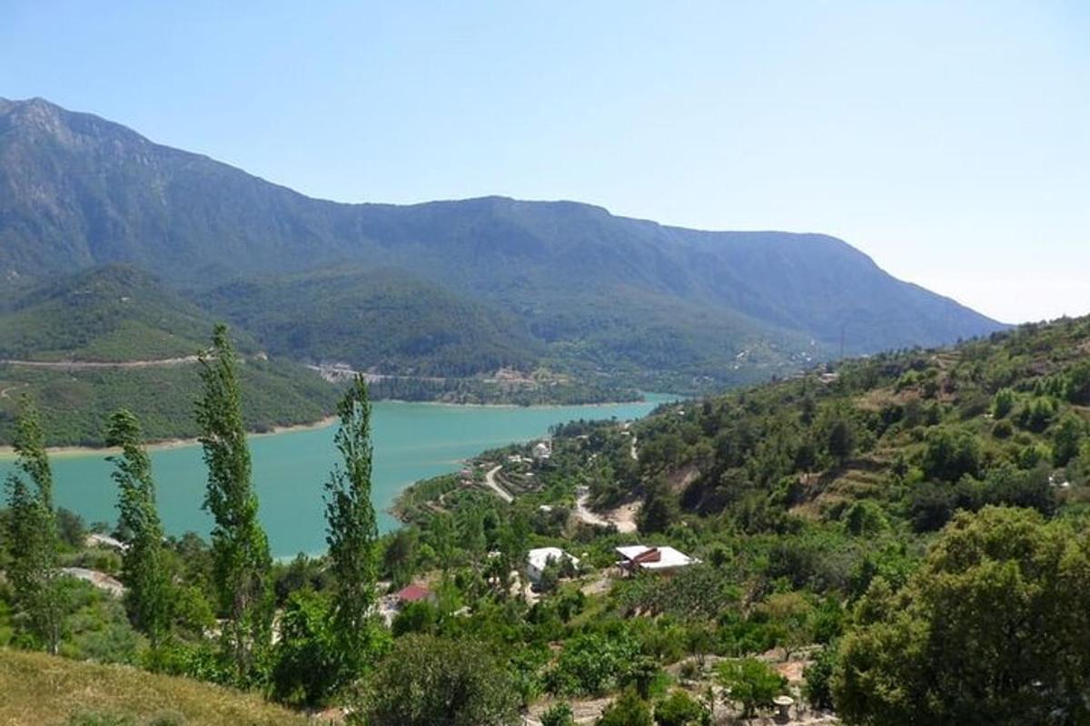θέα μιας λίμνης στη μέση ενός βουνού