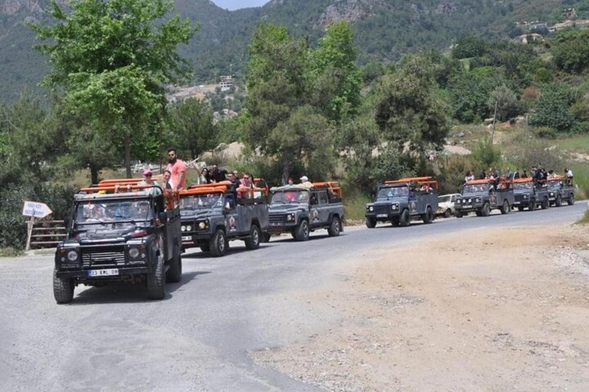 μια σειρά από φορτηγά με ανθρώπους στο πίσω μέρος σε έναν δρόμο