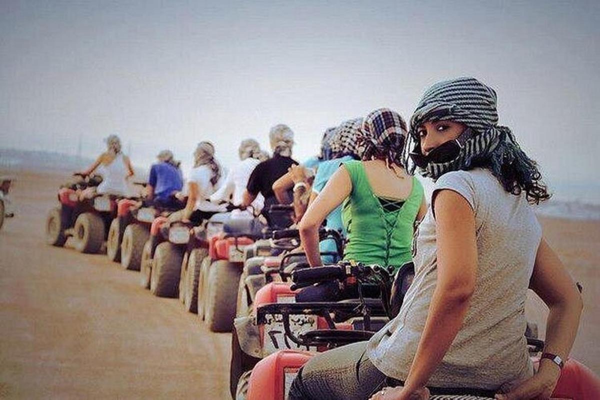 un gruppo di persone in moto nel deserto