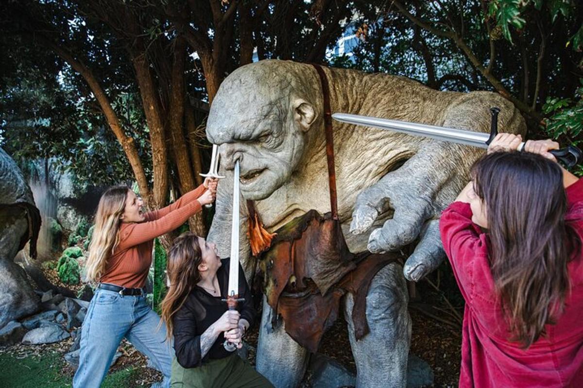 um grupo de pessoas em pé em frente a uma estátua