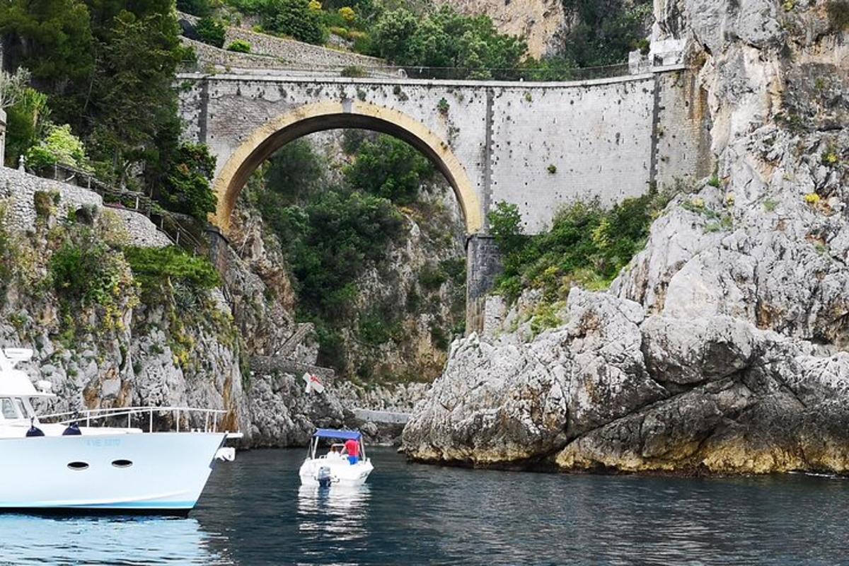 ein Boot im Wasser vor einer Brücke