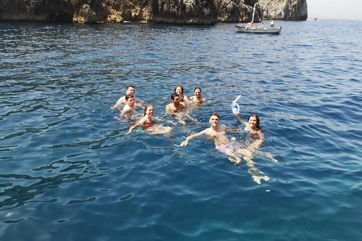 eine Gruppe von Menschen, die im Wasser schwimmen