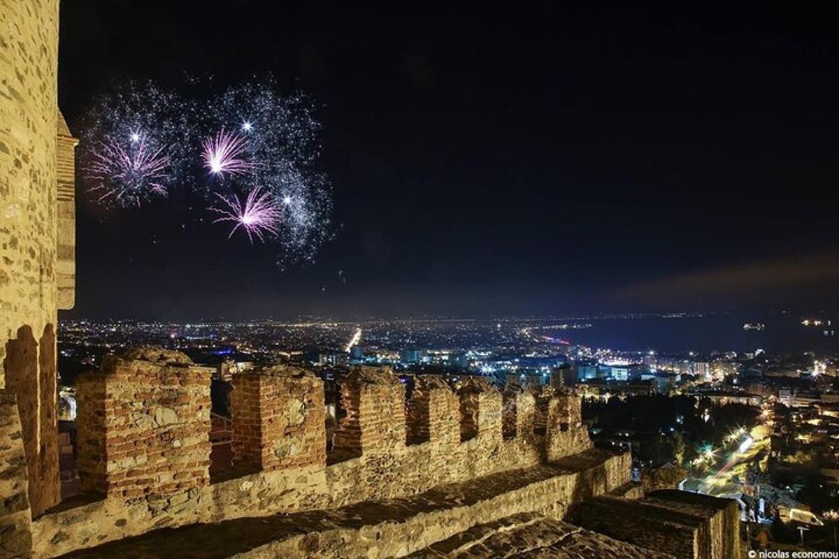 pokaz sztucznych ogni nad miastem nocą