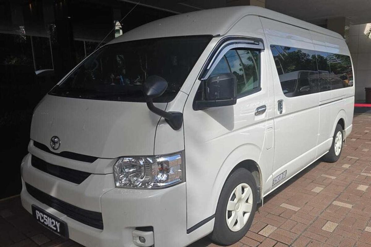 una camioneta blanca estacionada en un estacionamiento