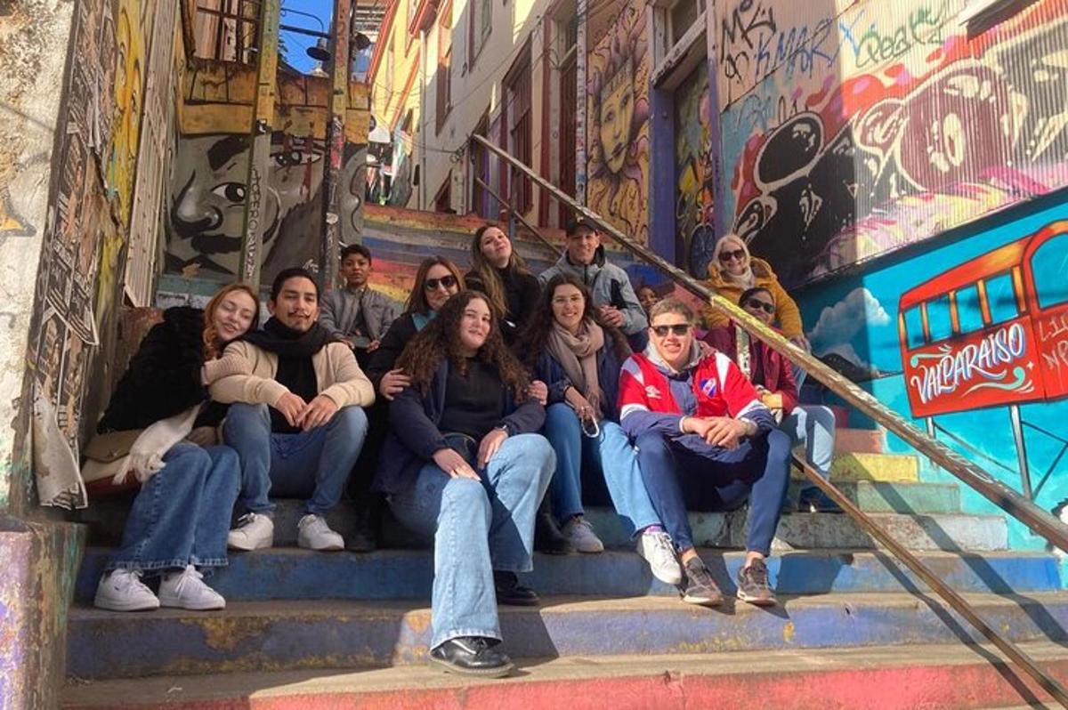 Un grupo de personas sentadas en las escaleras de un edificio.