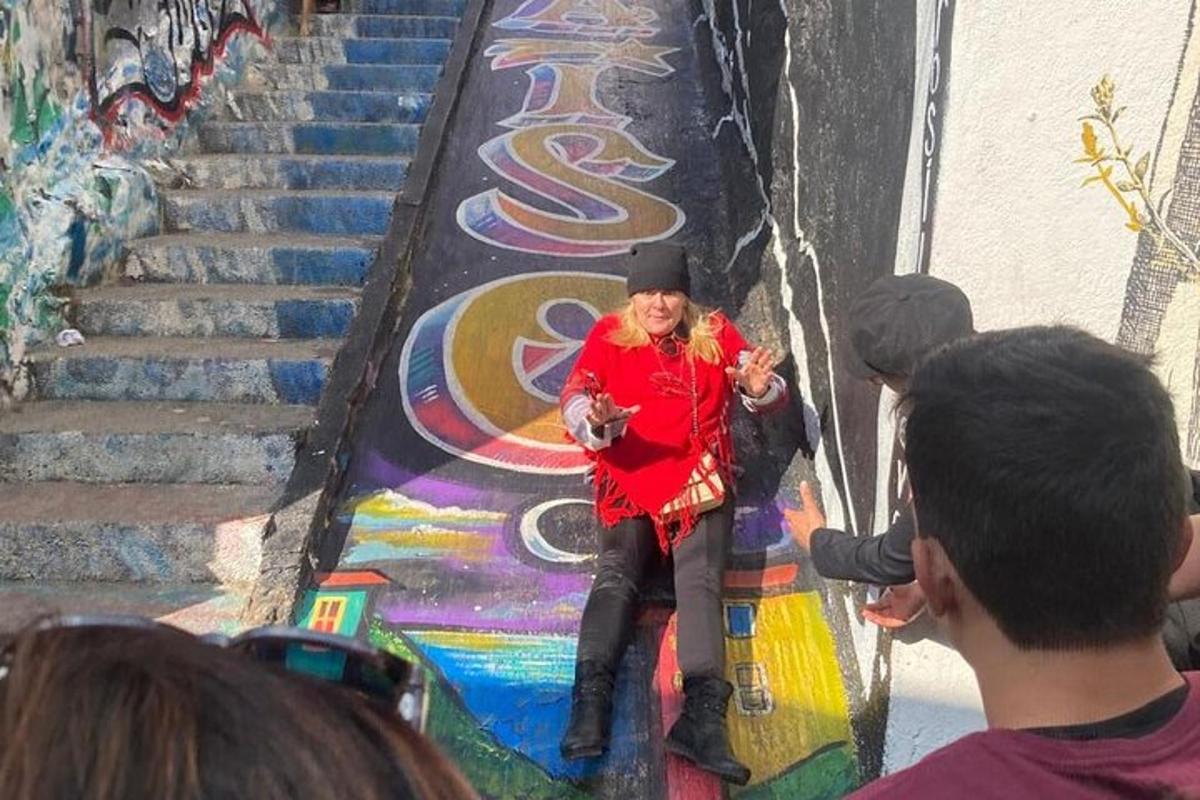 Una mujer parada en una escalera con un grupo de personas.