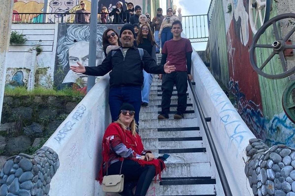 Un grupo de personas en las escaleras de una montaña rusa.
