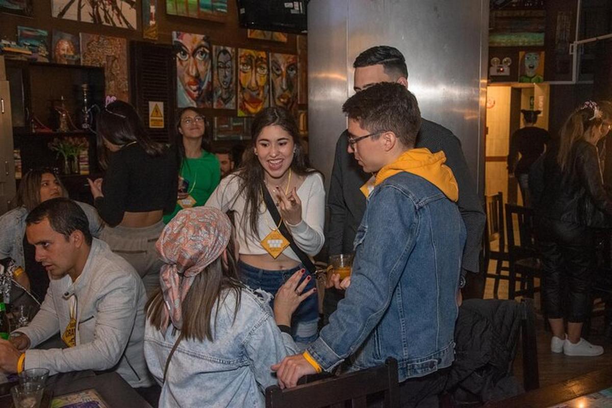 sekelompok orang yang berdiri di bar