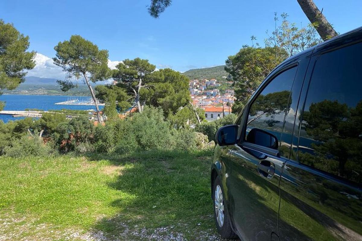 ein auf einem Hügel geparkter Van mit Blick auf das Wasser