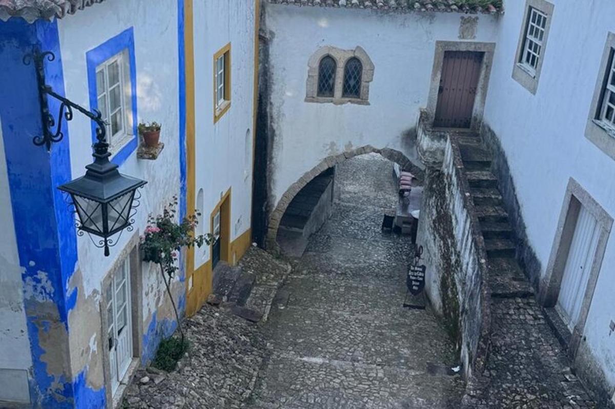 um beco em um prédio com iluminação pública