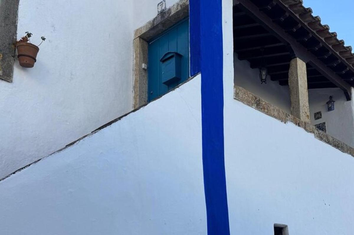 uma porta azul na lateral de um prédio