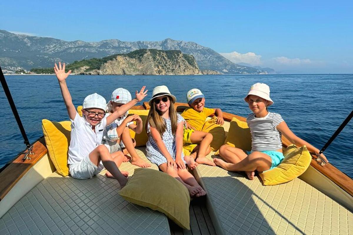 Un grupo de personas sentadas en un bote en el agua.