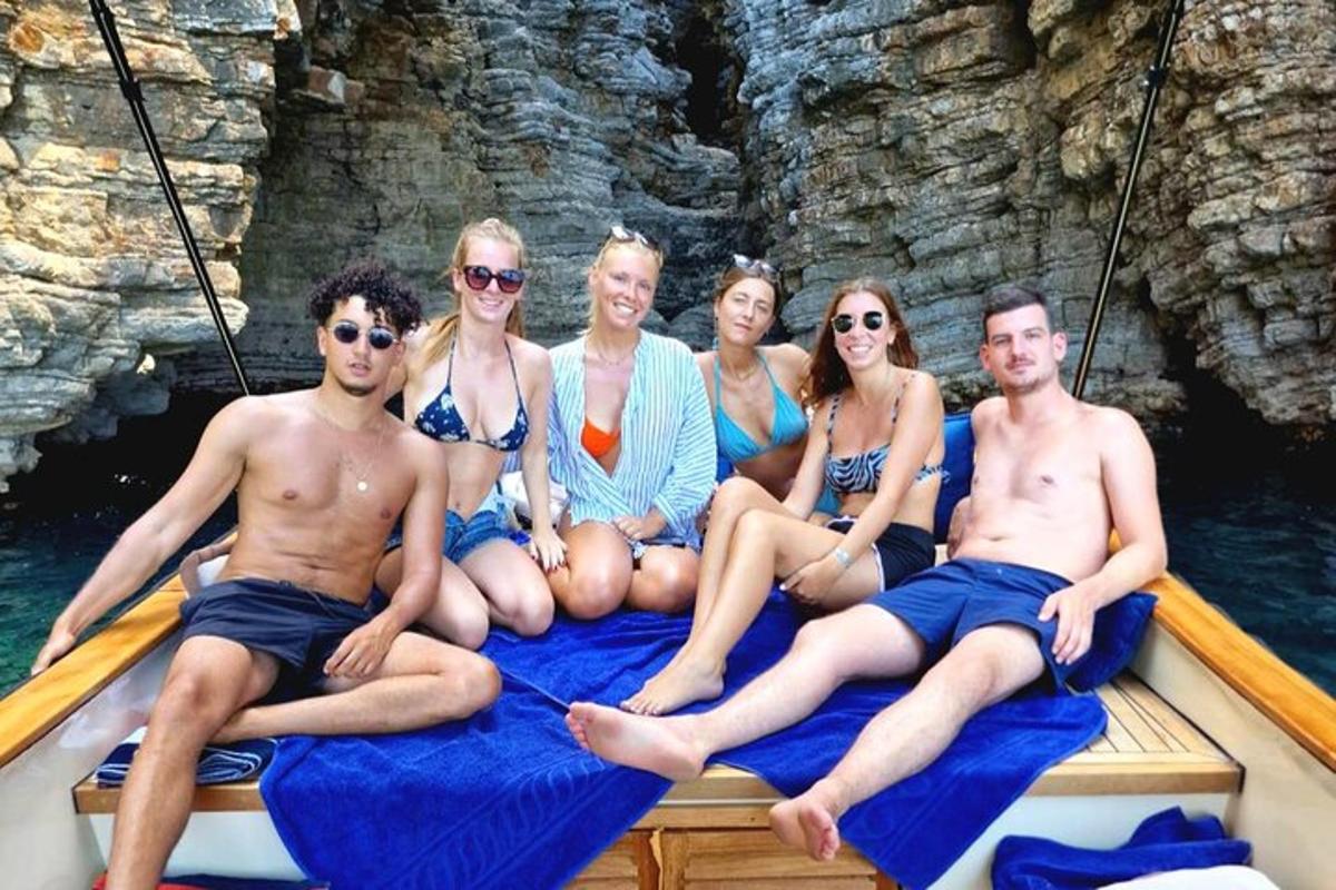 Un grupo de personas sentadas en un bote en el agua.