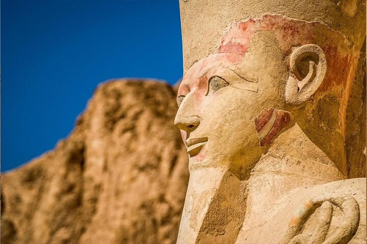 una statua di un uomo su una formazione rocciosa