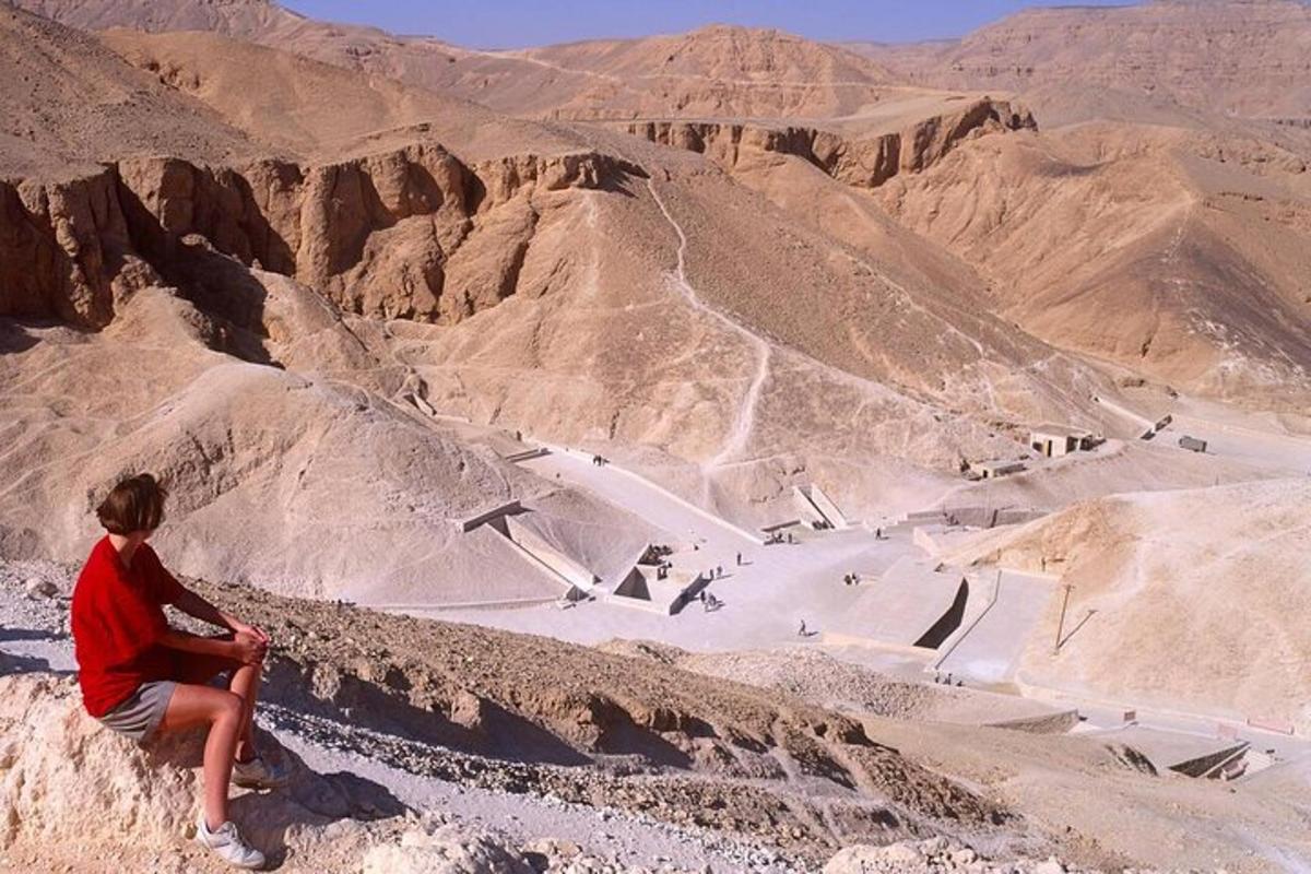 una persona asseguda en una roca al desert