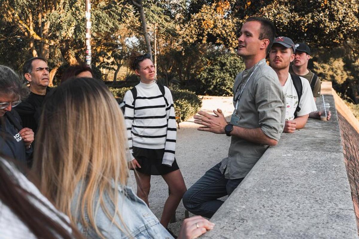 um grupo de pessoas paradas olhando para um skate