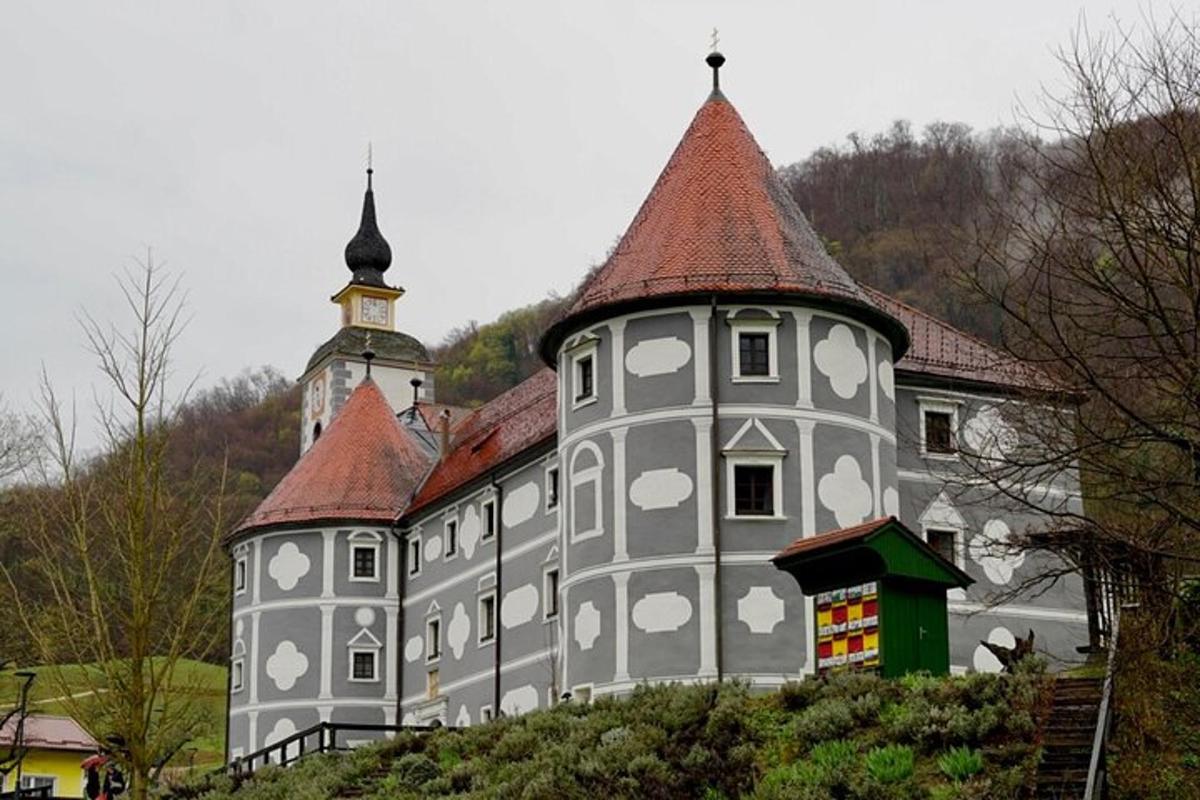 un grande edificio grigio con una torre in cima