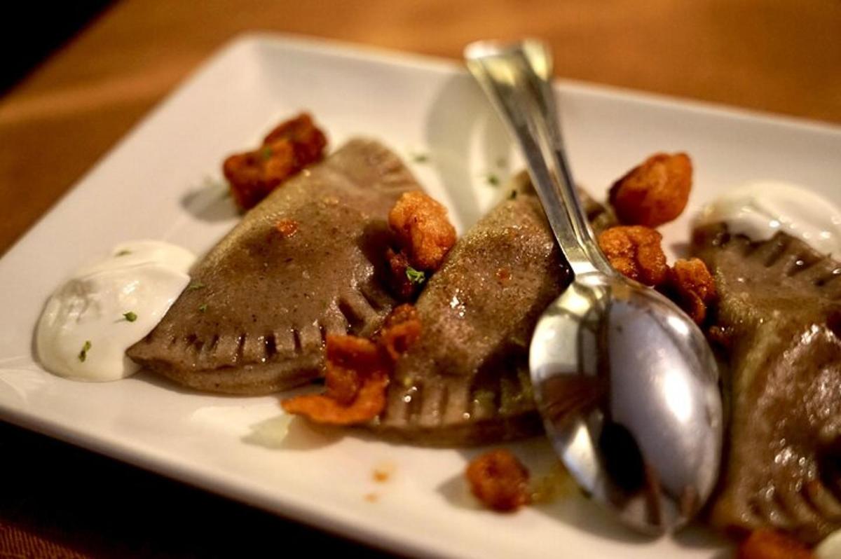 un piatto di cibo con due cucchiai e carne