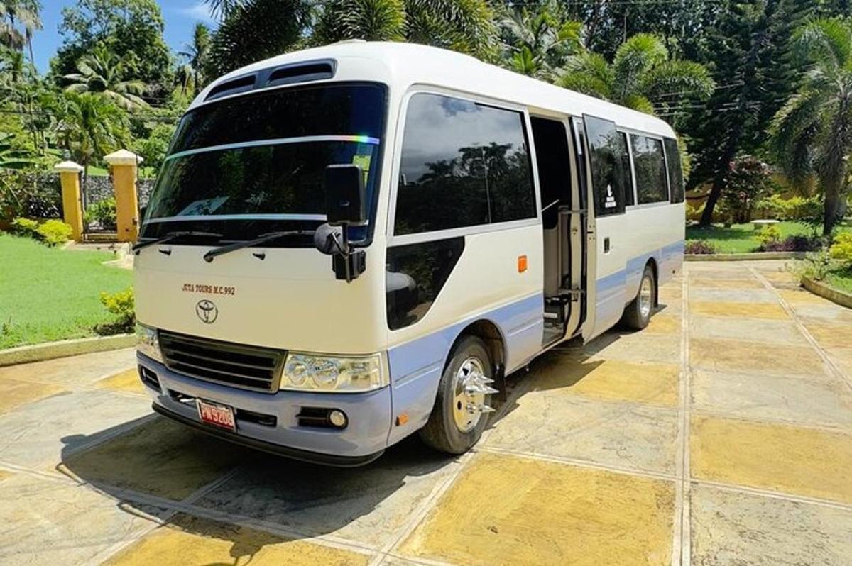 bílý autobus zaparkovaný na parkovišti