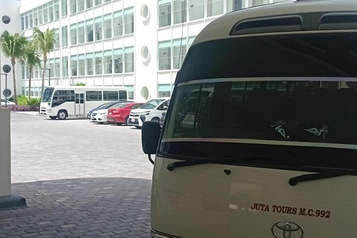 autobus zaparkovaný před budovou