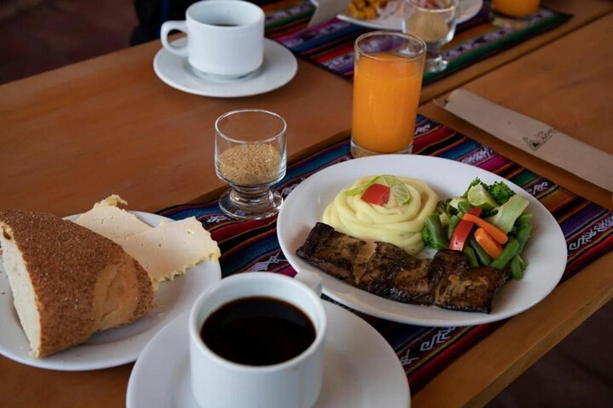 un tavolo con due piatti di cibo e una tazza di caffè