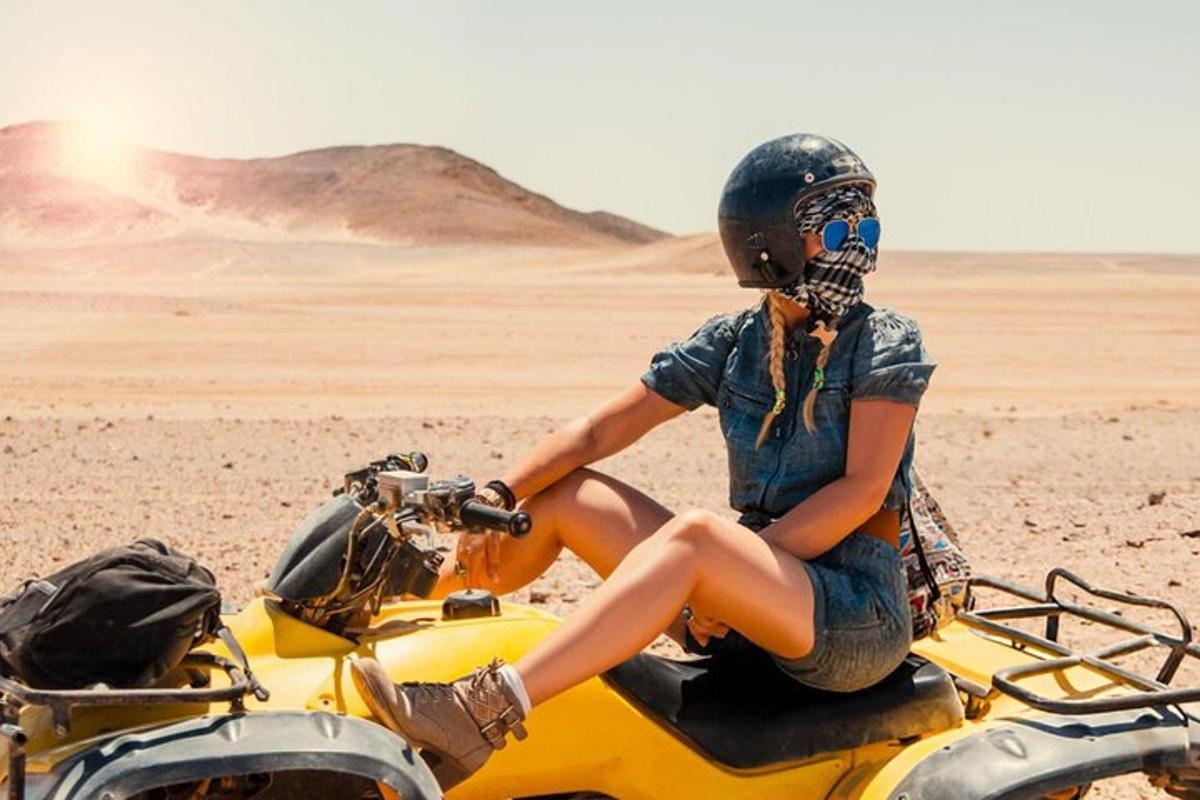 egy nő ül egy motoron a sivatagban
