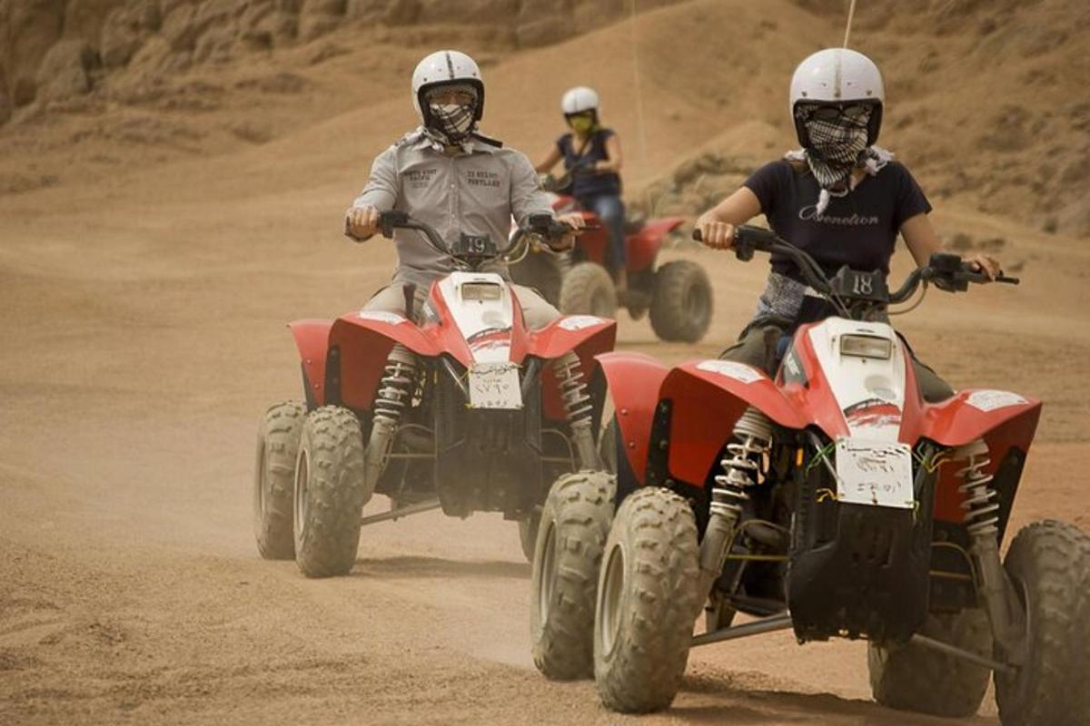 egy csoport ember ATV-zik egy földúton