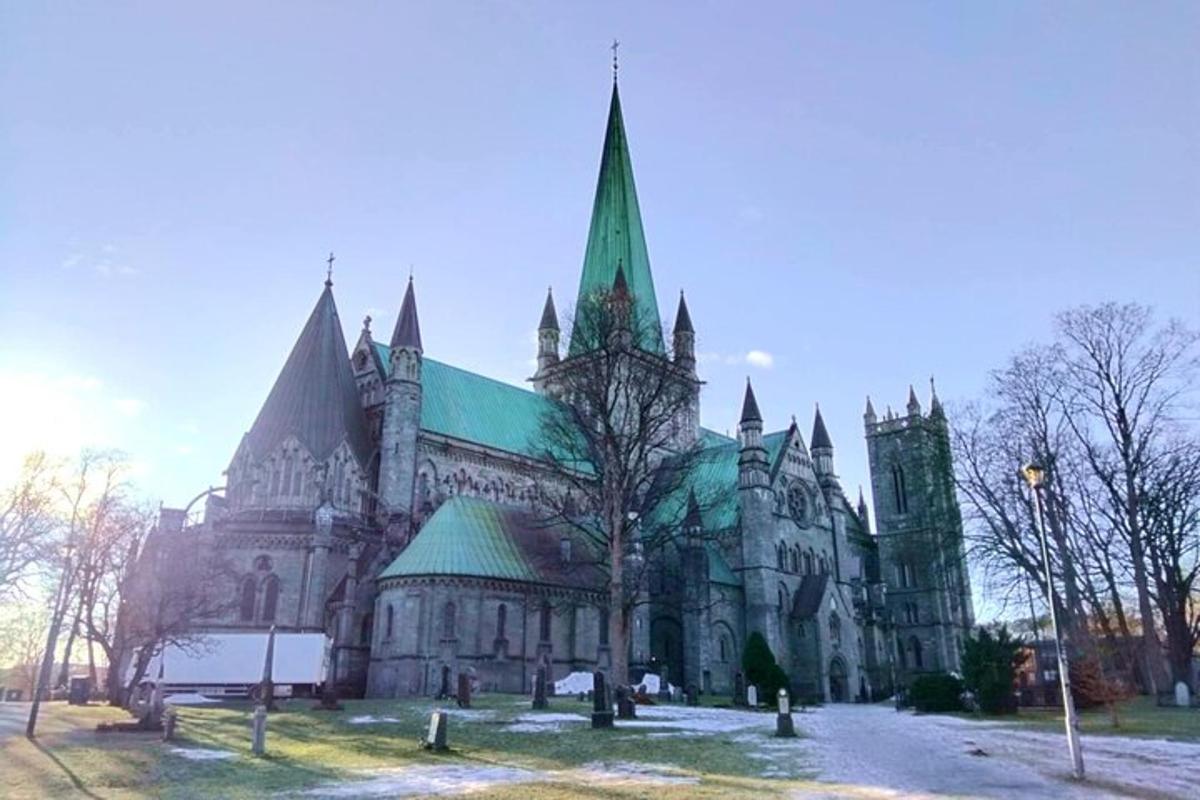 un grande edificio con un tetto verde e una torre