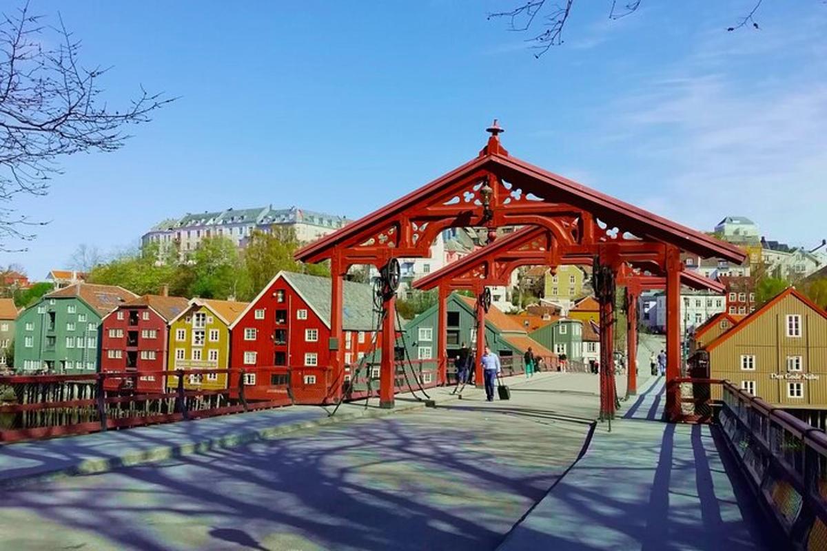 Un pabellón rojo frente a una ciudad con edificios.