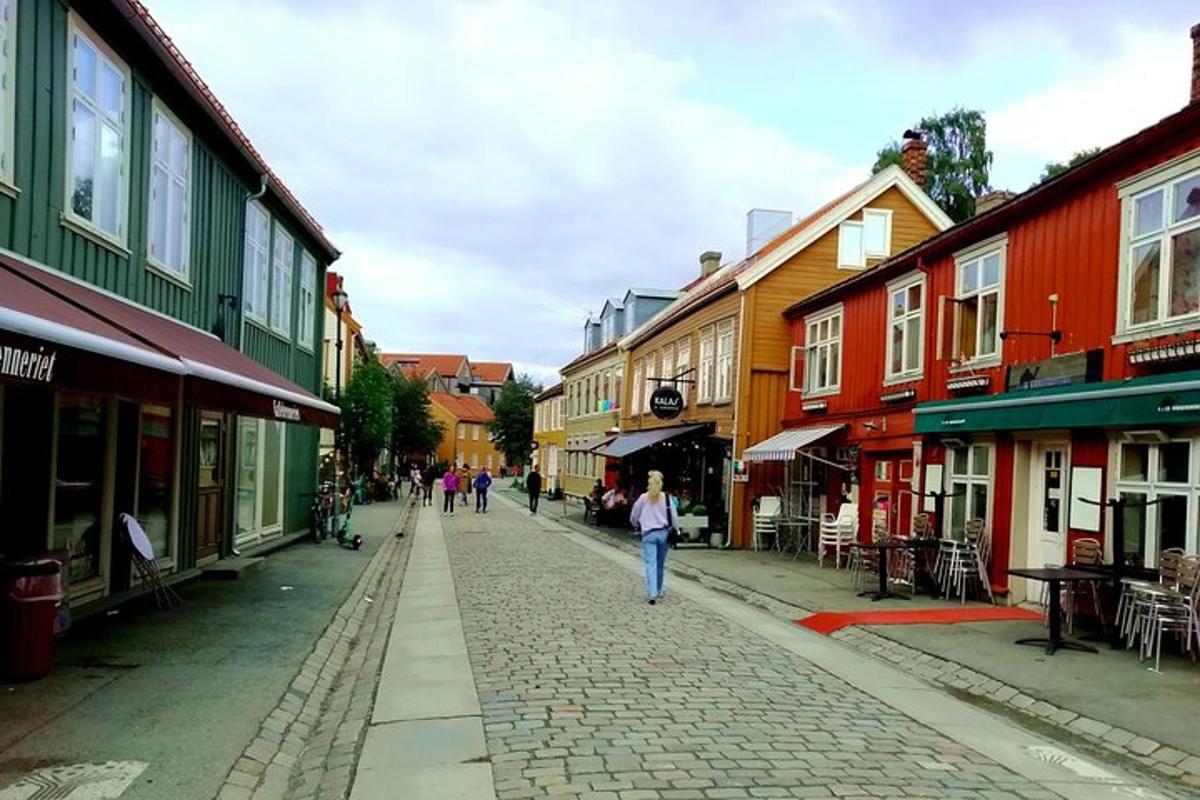 uma mulher caminhando por uma rua em uma cidade