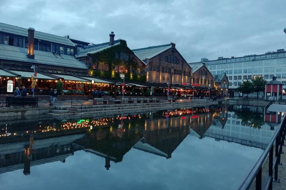 una città con un fiume, edifici e una cittadina