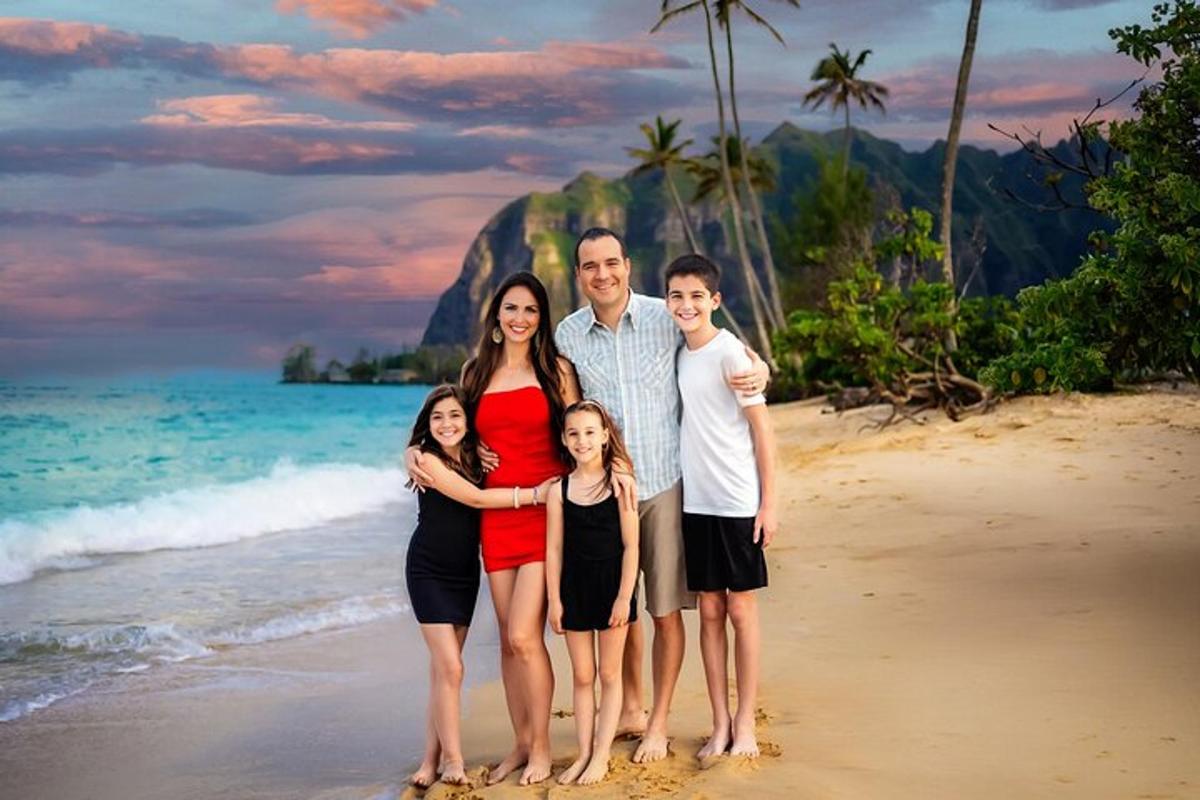 una famiglia in posa per una foto sulla spiaggia