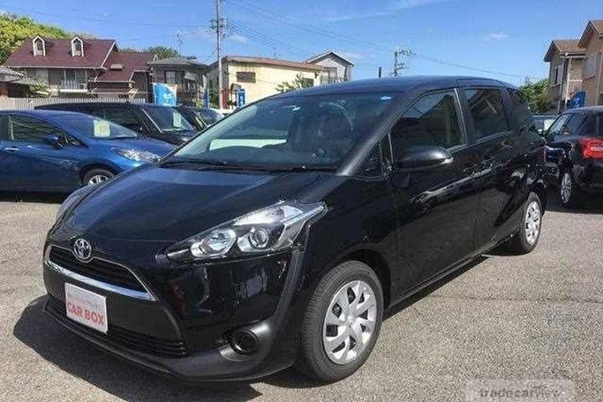 černé auto zaparkované na parkovišti