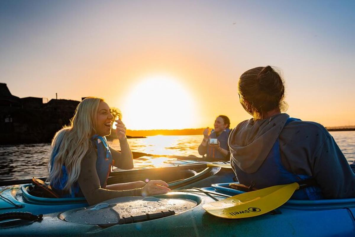 un gruppo di persone sedute sui kayak sull'acqua