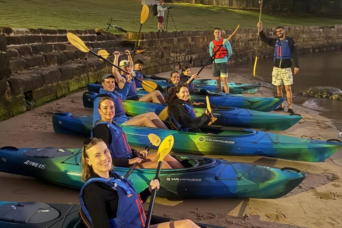 un gruppo di persone in kayak sulla spiaggia