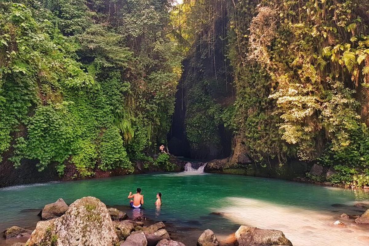 dua orang berdiri di dalam kolam air di sungai