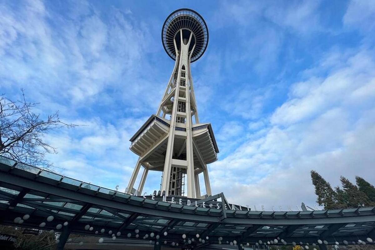 una torre alta con un grattacielo
