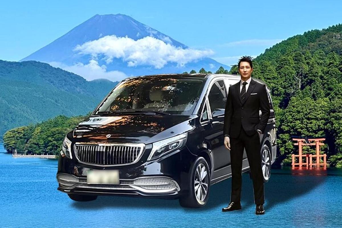 seorang lelaki berpakaian sut berdiri di hadapan sebuah kereta
