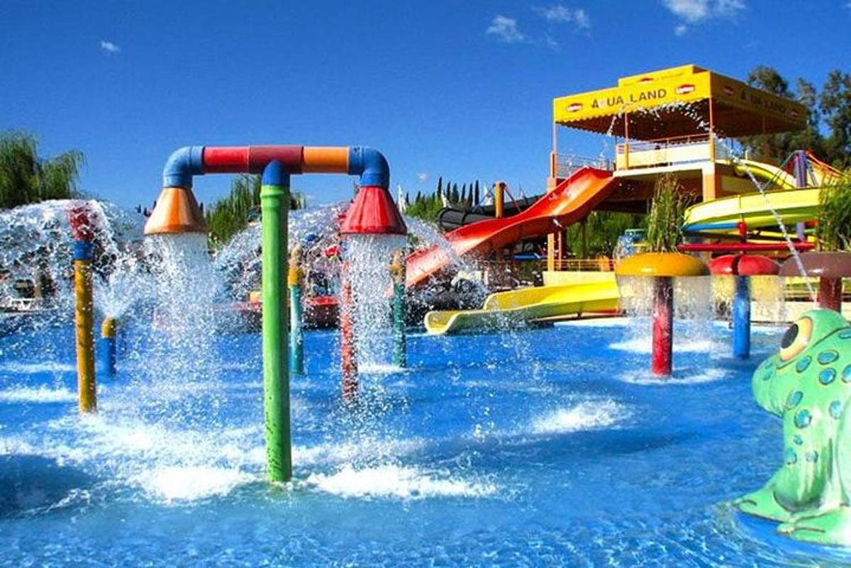 egy vízipark csúszdával