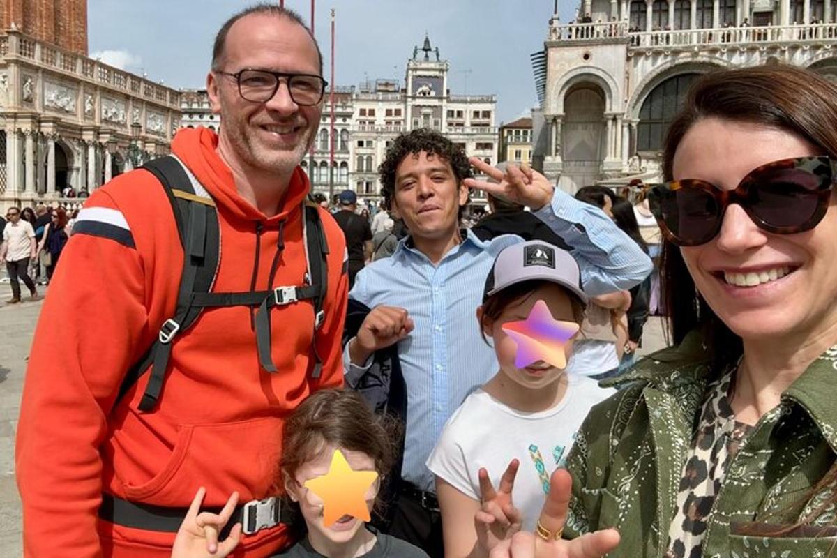 skupina lidí pózujících pro fotografii ve městě