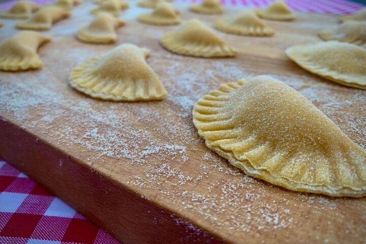 ein Backblech mit ungebackenem Gebäck auf einem Tisch
