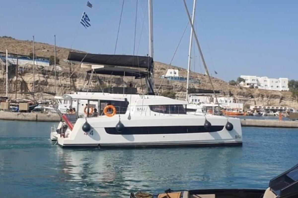 una barca bianca è seduta nell'acqua